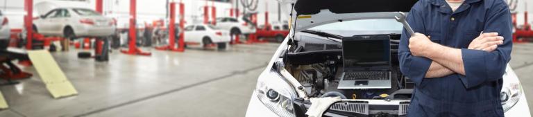 Près d'Étampes, un voyant moteur exige un diagnostic électronique.